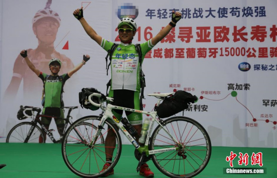 Gou Huanqiang sets off on an epic bike ride from southwest China to Portugal on May 4, 2016. (Photo: China News Service/Zhao Boyun)  