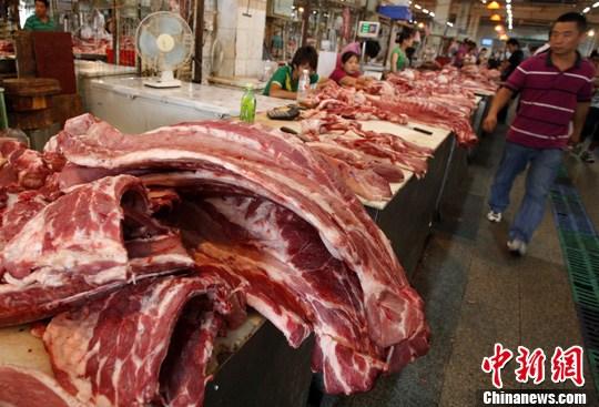 Pork is sold at a market. (File photo/Chinanews.com)