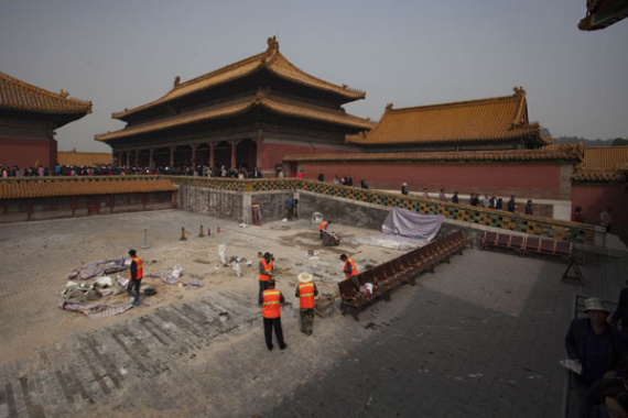 Maintenance work is carried out on a courtyard at the Palace Museum last month. (Photo/China Daily)