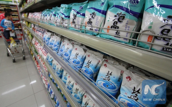 Different types of salt are displayed on shelf in a Chinese super market. (File photo/Du Yubao)