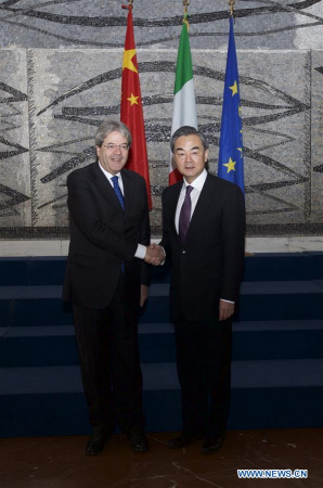 Chinese Foreign Minister Wang Yi (R) holds talks with Italian Foreign Minister Paolo Gentiloni in Rome, Italy, May 5, 2016. (Xinhua/Jin Yu)
