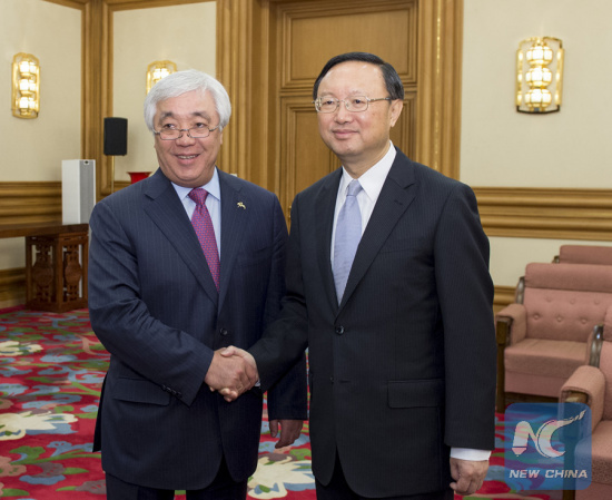 Chinese State Councilor Yang Jiechi (R) meets with Kazakhstan Foreign Minister Yerlan Idrisov in Beijing, capital of China, April 29, 2016. (Xinhua/Wang Ye)