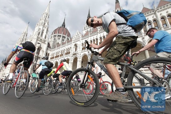 Bicycle riders attend a large-scale bicycle procession called I Like Budapest organized by Hungarian Cyclists' Club in Budapest, Hungary, April 23, 2016. (Xinhua/Csaba Domotor)