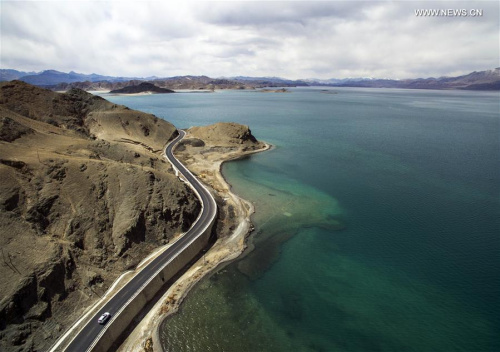 Photo taken on April 28, 2016 shows the Xinjiang-Tibet Highway running along the Bangong Lake in northwest China's Xinjiang Uygur Autonomous Region. As one of the world's highest motorable roads, Xinjiang-Tibet Highway, or China National Highway 219, connects Xinjiang and southwest China's Tibet Autonomous Region with an average altitude of over 4,500 meters. Originally made of graval in 1950s, the 2,340-kilometer highway was fully paved with asphalt in 2013. (Xinhua/Jiang Wenyao)