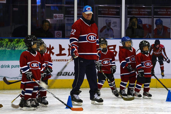 The Hall of Famer ice hockey player Steve Shutt of the Montreal Canadiens of the National Hockey League instructs junior players during a training session at Beijing's Champion Rink on Monday. (Wei Xiaohao/China Daily)