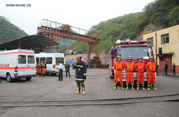 Rescuers are seen at the accident site of the flooded Zhaojin Coal Mine in Yaozhou District in the city of Tongchuan, northwest China's Shaanxi Province, April 25, 2016. Eleven miners were missing in the coal mine flooding accident Monday. (Xinhua/Shao Rui) 