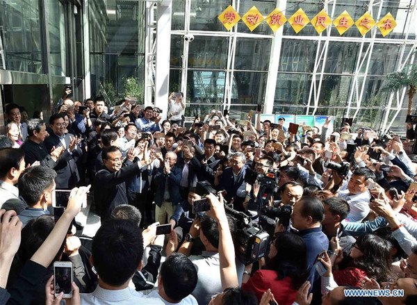 Chinese Premier Li Keqiang visits the Ministry of Human Resources and Social Security in Beijing, capital of China, May 6, 2016. Li Keqiang inspected the Ministry of Human Resources and Social Security on May 6, urging for more efforts to support employment to guard against large-scale unemployment. (Xinhua/Li Tao)