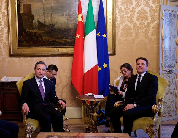 Italian Prime Minister Matteo Renzi (1st R) meets with visiting Chinese Foreign Minister Wang Yi (1st L) in Rome, Italy on May 5, 2016. (Xinhua/Jin Yu)