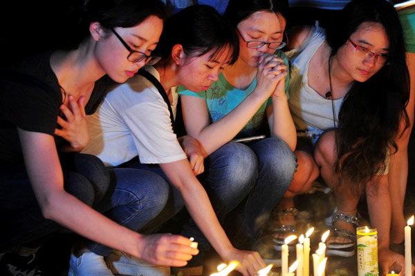 Guangzhou citizens take part in a candlelight vigil on Saturday for Chen Zhongwei, a doctor who died on Saturday of a multiple stabbing by one of his former patients.(Photo by Chen Jimin/China Daily)