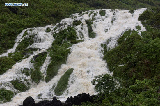 Flood sheds from a mountain in Dengguang Village of Luocheng County in Hechi City, south China's Guangxi Zhuang Autonomous Region, May 6, 2016. A torrential rainfall hit Luocheng County on May 6, triggering a flash flood and interrupting traffics. (Photo: Xinhua/Liao Guangfu)