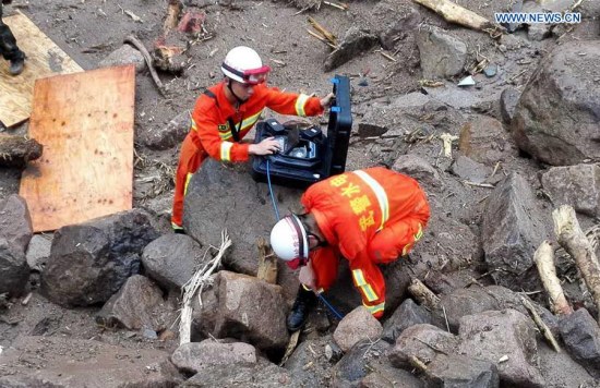 Rescuers search for signs of life at the landslide site in Taining County, southeast China's Fujian Province, May 8, 2016. The number of people missing from a landslide that hit Taining on Sunday has risen to 41, according to a press conference held Sunday night. (Photo: Xinhua/Xiang Jiangmin) 