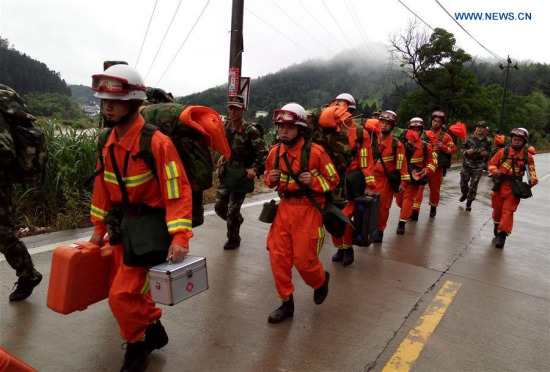 Rescuers search for signs of life at the landslide site in Taining County, southeast China's Fujian Province, May 8, 2016. (Photo: Xinhua/Xiang Jiangmin) 