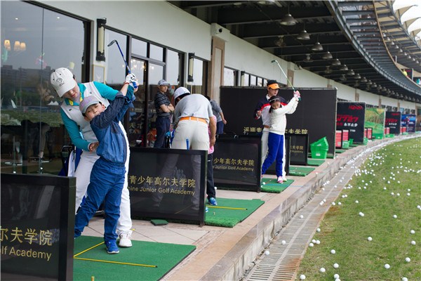 Students learn how to swing a club at the Yao Shine Golf School.GAO ERQIANG/CHINA DAILY