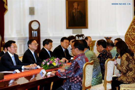 The visiting Chinese State Councilor Yang Jiechi meets with Indonesian President Joko Widodo in Jakarta, Indonesia, May 9, 2016. (Photo: Xinhua/Agung Kuncahya B.)
