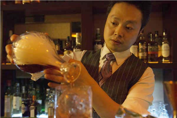 Frankie Zou uses herbal bittersand occasionally smoketo give cocktail drinkers a distinctive experience. Photos by Bruno Maestrini/Provided to China Daily