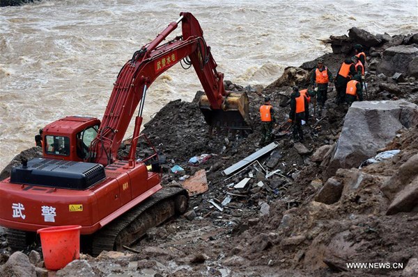 Rescuers search at the landslide site in Taining county, East China's Fujian province, May 9, 2016. (Photo/Xinhua)