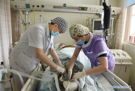 Nurses work at the ICU of the Third Xiangya Hospital of Central South University in Changsha, capital of central China's Hunan Province, May 10, 2016. (Photo: Xinhua/Li Ga)