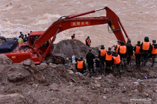 Rescuers search at the landslide site in Taining County, southeast China's Fujian Province, May 9, 2016. (Photo: Xinhua/Zhang Guojun)