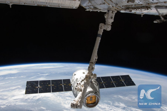 The SpaceX Dragon capsule is connected with the International Space Station with the robotic arm, on May 25. 2012. U.S. companySpaceX's unmanned Dragon capsule, the first commercial spacecraft to visit the International Space Station, was released from the orbital outpost.(Xinhua/file photo NASA)