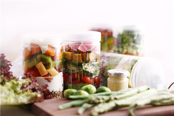 Sweetie Salad's colorful meals all come in large portions in transparent jars, which should be enough to feed most hungry stomachs. (Photo provided to chinadaily.com.cn)