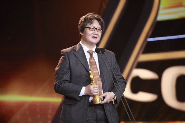 Xu Haofeng wins the best picture award at the Beijing College Student Film Festival.(Photo provided to China Daily)