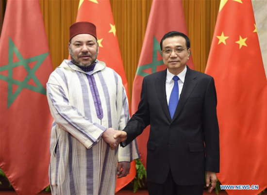 Chinese Premier Li Keqiang(R) shakes hands with King Mohammed VI of Morocco in Beijing, capital of China, May 12, 2016. (Photo: Xinhua/Xie Huanchi)