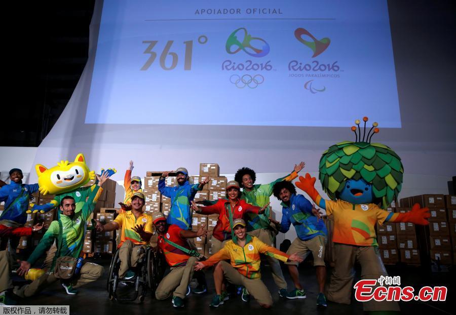 Dancers perform as they wear the 2016 Rio Olympics team's uniforms that were presented by Rio 2016 Organizing Committee in Rio de Janeiro, Brazil, May 12, 2016.(Photo/Agencies) 