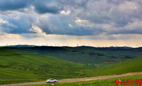 Photo shows the Zhangbei Grassland Highway, or known as the Grass Skyline, on the outskirts of the city of Zhangjiakou in north China's Hebei Province. Built in 2012, the 132-kilometer stretch of road is renowned for its intoxicating scenery. (Photo/people.cn)