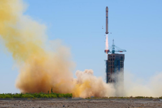 A Long March-2D rocket carrying Yaogan-30 remote sensing satellite lifts from Jiuquan Satellite Launch Center in Northwest China's gobi desert on May 15, 2016. (Photo/Xinhua)