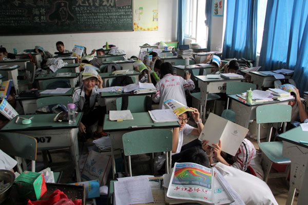 High school students in Chongzhou, Sichuan province, participate in an earthquake drill on Thursday. (Provided to chinadaily.com.cn)