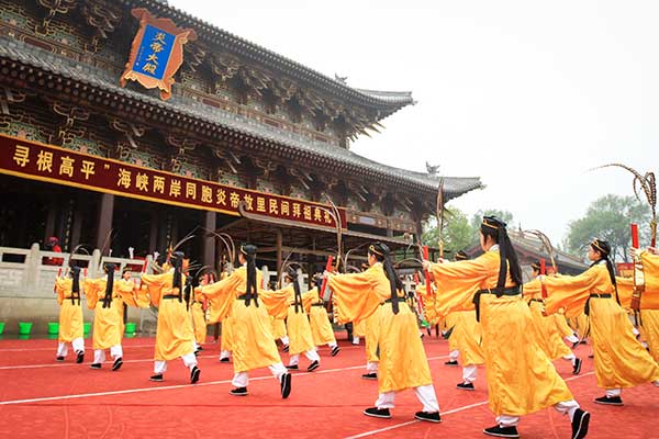 Students in traditional costumes perform during the annual memorial ceremony for the Yan Emperor in Gaoping, Shanxi province, on Saturday.(Photo by Sun Ruisheng/China Daily)