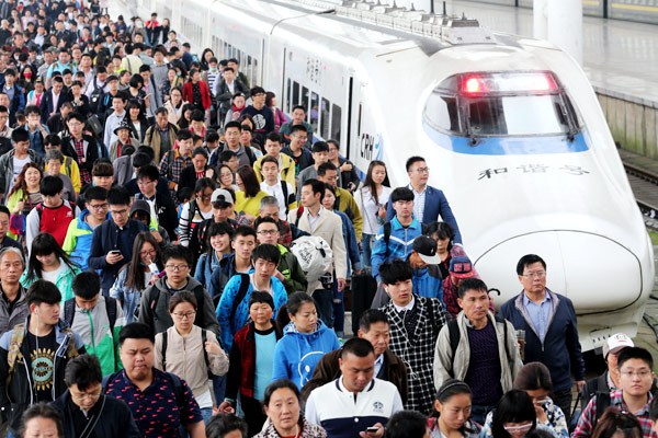 Passengers leave Nantong Railway Station in Jiangsu province on Sunday.(Photo by Xu Congjun/China Daily)