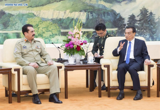 Chinese Premier Li Keqiang (R) meets with Pakistani Army Chief General Raheel Sharif in Beijing, capital of China, May 16, 2016. (Photo: Xinhua/Xie Huanchi)
