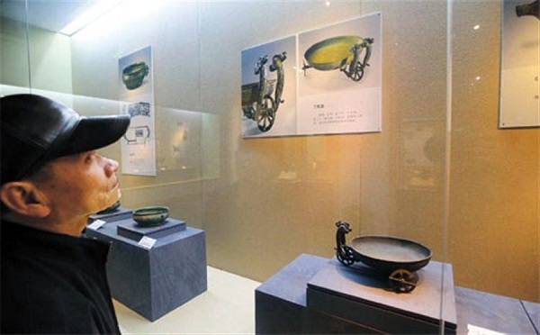 A visitor is attracted to the exhibits on show.(Photo/Shanghai Daily)