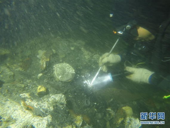 An archaeologist works at the shipwreck of the Zhiyuan, which was sunk by the Japanese navy during the first Sino-Japanese War in 1894, in Liaoning Province. (Photo/Xinhua)