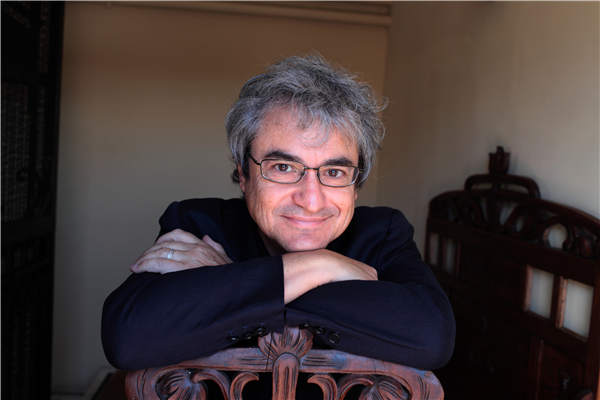 Carlo Rovelli offers in his new book enlightening lessons about modern science. (Photo by Basso Cannarsa/Provided to China Daily)