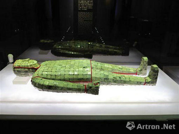 Jade and gold clothes unearthed in a tomb in Xuzhou in Jiangsu province. (Photo/Artron. Net)