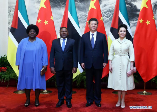 Chinese President Xi Jinping (2nd R) and his wife Peng Liyuan (1st R) pose for a group photo with Mozambican President Filipe Jacinto Nyusi (2nd L) and his wife at the Great Hall of the People in Beijing, capital of China, May 18, 2016. (Photo: Xinhua/Yao Dawei)