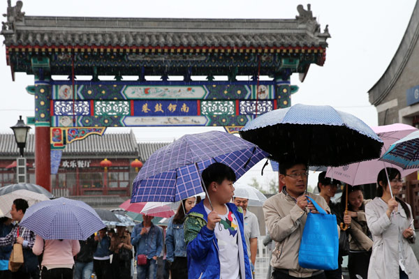 People visit Nanluoguxiang, a popular alley full of traditional Chinese elements in Beijing. (Photo by Wang Zhuangfei)