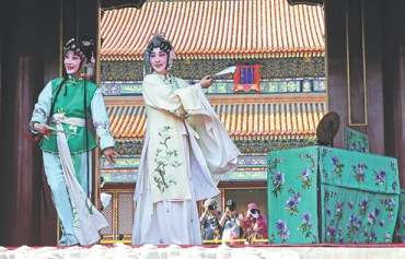 Kunqu Opera artists perform The Peony Pavilion at the Palace Museum in Beijing on Wednesday. The performance was part of the museum's celebrations for the 40th International Museum Day. (Photo by Jiang Dong/China Daily)