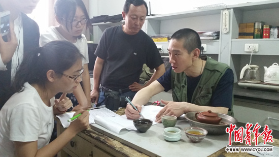 Han Chunyu (sitting) introduces his scientific finding to journalists from China Youth Daily. (Photo/Weibo)