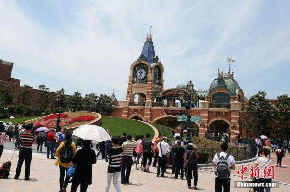 Tourists visit a shop at the Shanghai Disneyland Resort, May 18, 2016.  (Photo: China News Service/Yang Yanjun)