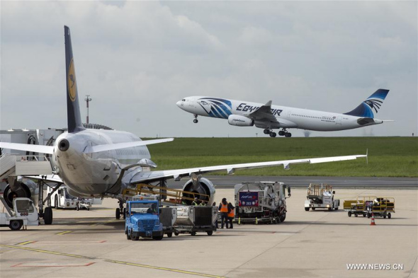 Photo taken on May 19, 2016 shows an airplane of EgyptAir taking off at the Charles de Gaulle Airport, in Paris, France.  (Photo: Xinhua/Pierre Andrieu)