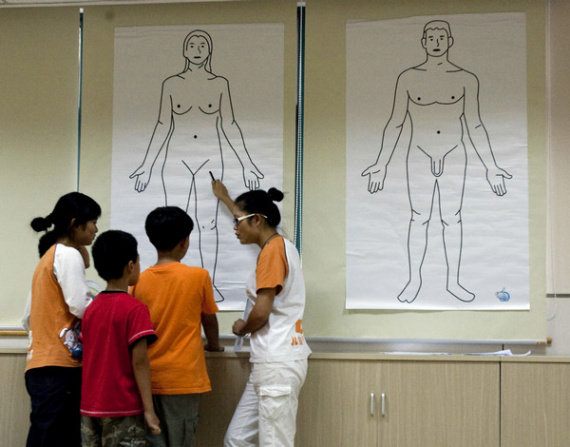 Gao Weiwei (right), a lecturer, talks to students about the human body at a summer camp focusing on sex education. The camp, believed to be the first of its kind in Shanghai, was established in 2009. (Zhang Dong/for China Daily)