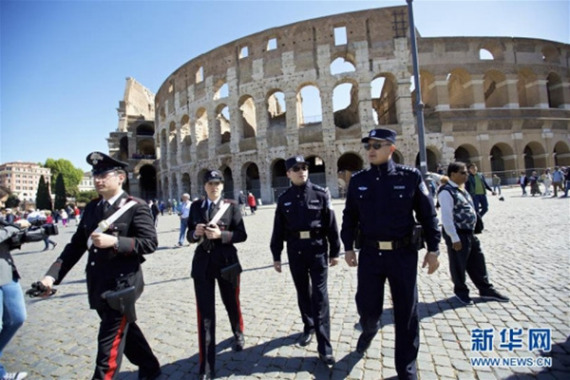 Chinese police officers Shu Jian (first from right) and Sa Yiming (second from right) patrol with their Italian counterparts near the Colosseum in Rome on May 2 under a Sino-Italian agreement launched that day. (Photo/Xinhua)