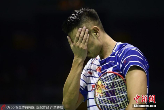 Lin Dan of China reacts during the match against Lee Dong Keun of South Korea in the Thomas Cup badminton tournament in Kunshan, East China's Jiangsu Province, May 19, 2016. (Photo/Osports)