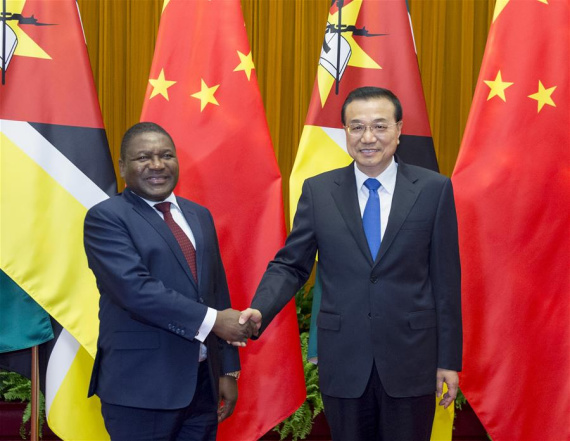  Chinese Premier Li Keqiang (R) meets with Mozambican President Filipe Jacinto Nyusi in Beijing, capital of China, May 19, 2016.(Photo: Xinhua/Wang Ye)