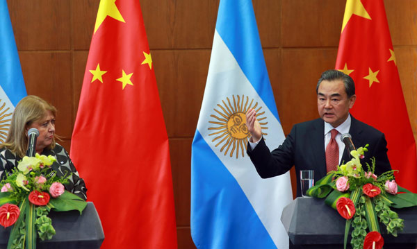 Chinese Foreign Minister Wang Yi (right) and visiting Argentine Foreign Minister Susana Malcorra attend a joint news conference in Beijing, May 19, 2016. (Photo by Zou Hong/chinadaily.com.cn)