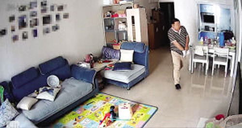 A surveillance camera captures a thief stealing at a resident's home in southwest China's Chongqing municipality on May 10, 2016. (Photo/cnr.cn)