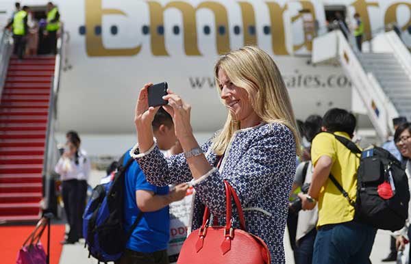 A foreign visitor takes photos after she got off a plane in Yinchuan, Ningxia Hui autonomous region, in May.(Photo by Zuo Mingyuan/For China Daily)